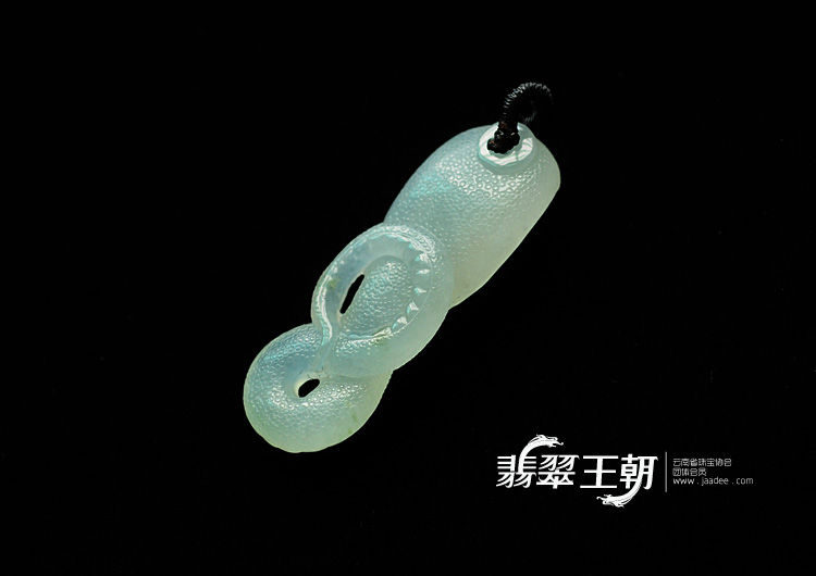 【库 存】:仅此一件 【价格机制】:价格低于行情,近期将上调,不折不扣 【尺 寸】:高:55.5mm 宽:36.1mm 厚:22.4mm 【鉴定证书】:天然缅甸A货翡翠,成交时出具国家权威检测证书,欢迎任何形式的正规复检 【颜 色】:紫罗兰黄翡 【透 明 度】:略微透明 【瑕坯裂絮】:肉眼可见细小石纹 【原石产地】:仅限于缅甸北部密支那宝石级翡翠矿区 【工艺水平】:精工细雕;经钻石粉千次抛光 【权威鉴定】:鉴定结论:天然翡翠A货 放大检查:纤维交织结构 光谱:437nm吸收线 密度:3.