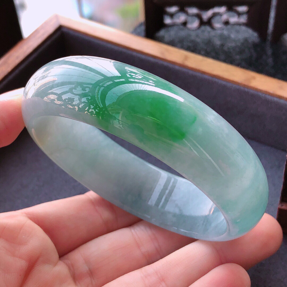 翡翠细糯种春带彩宽边手镯56.7mm