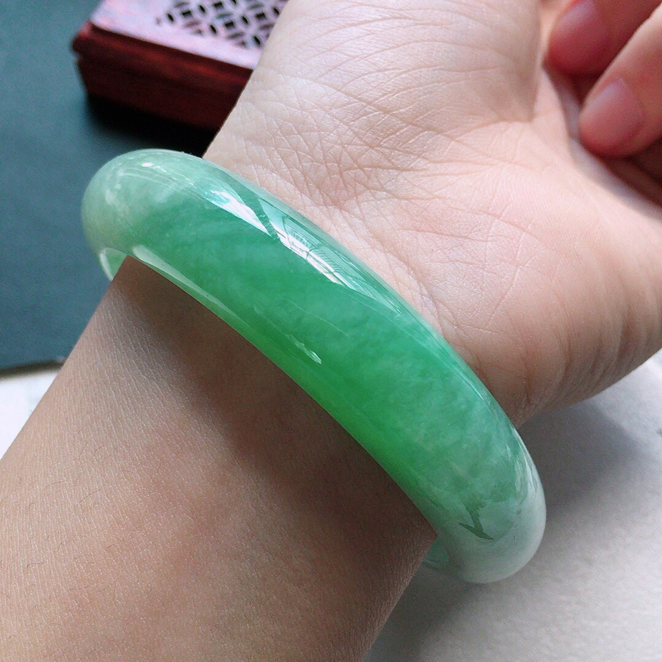 翡翠细糯种淡绿正圈手镯57mm