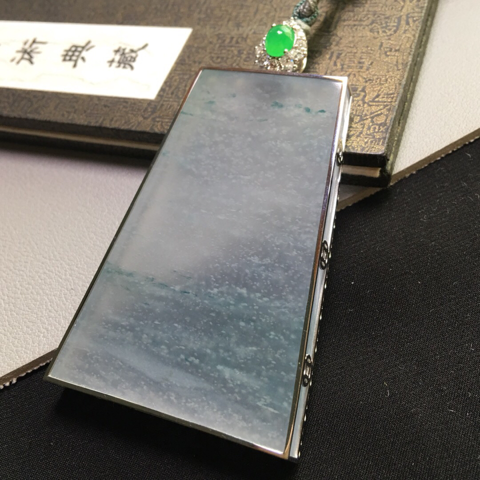冰种飘花镶白金钻石无事牌胸坠翡翠