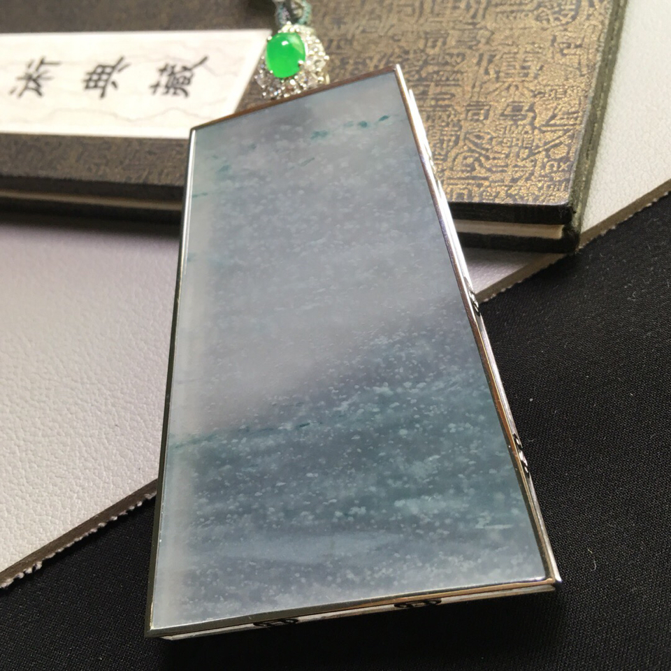冰种飘花镶白金钻石无事牌胸坠翡翠