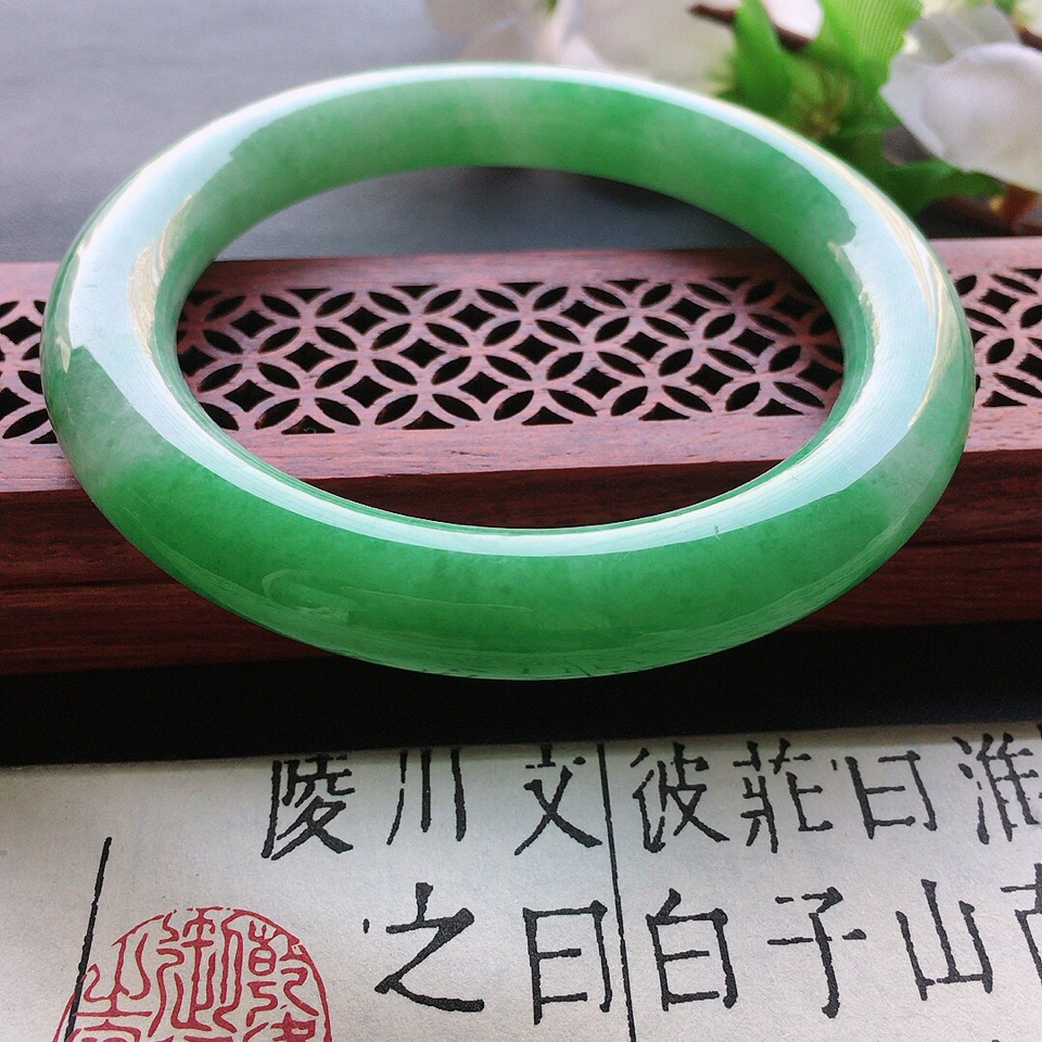 翡翠细糯种果绿圆条手镯56mm