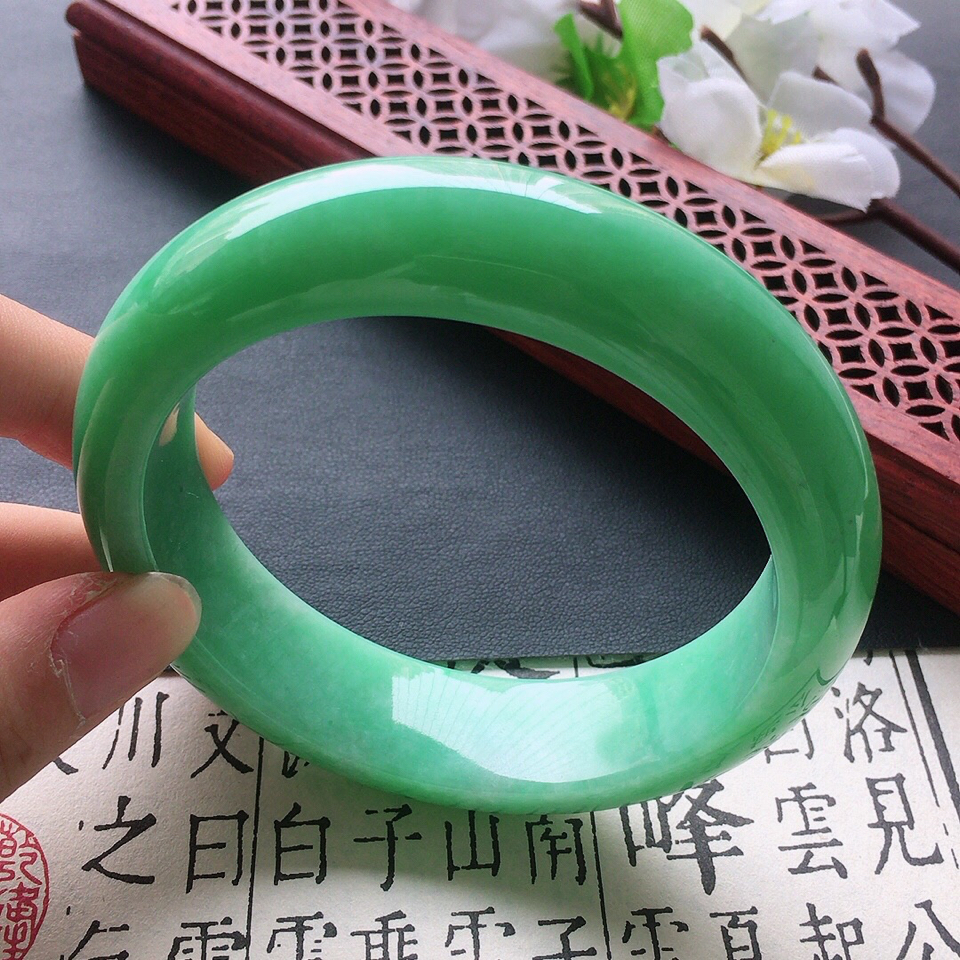 翡翠细糯种满绿正圈手镯58mm