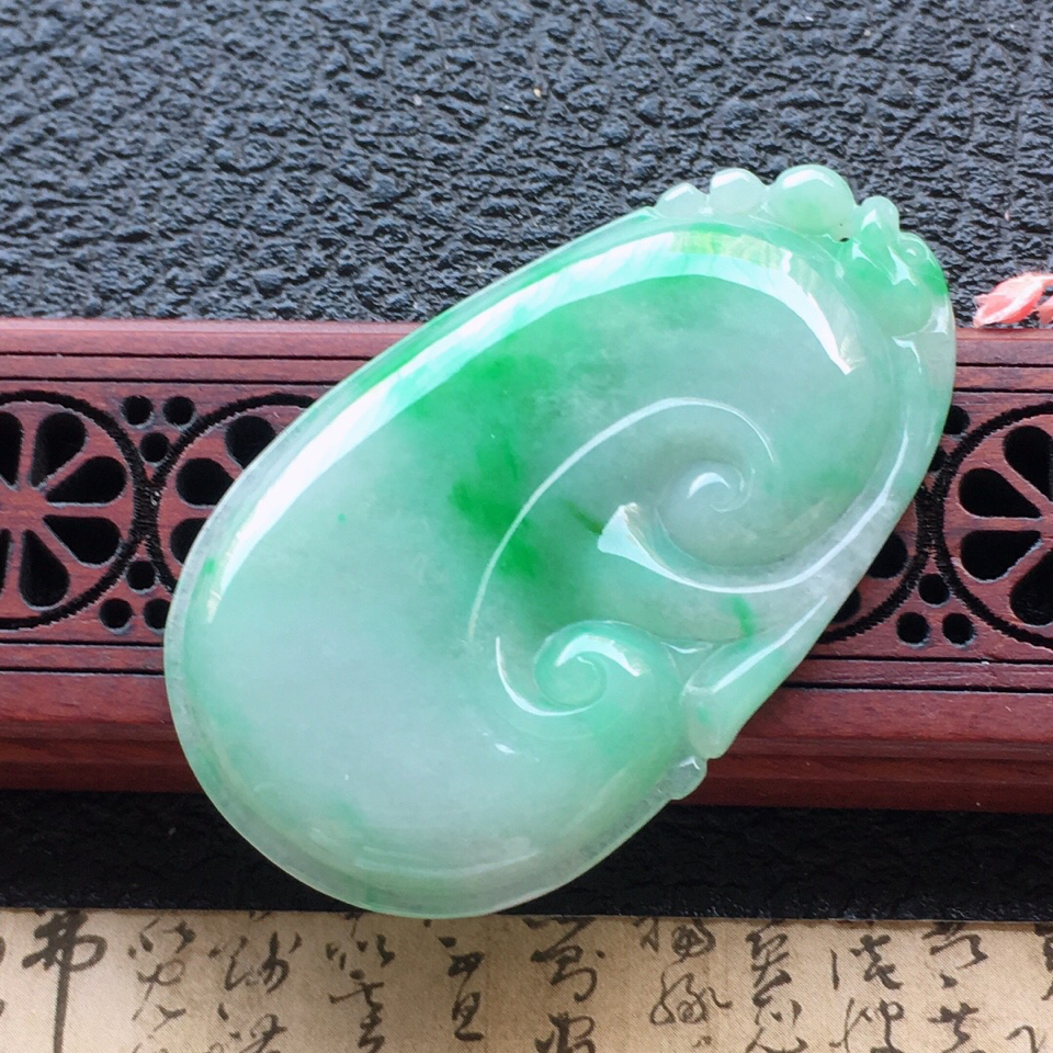 翡翠细糯种淡绿如意吊坠