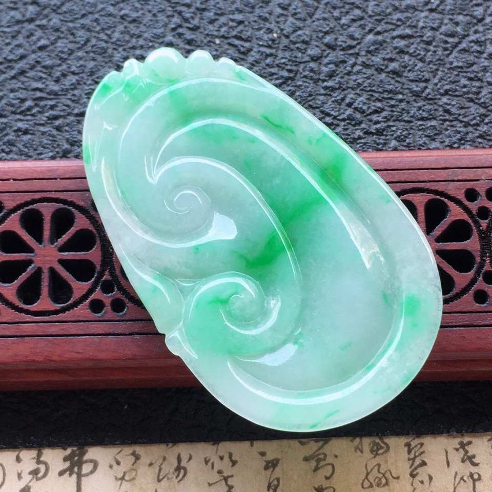 翡翠细糯种淡绿如意吊坠