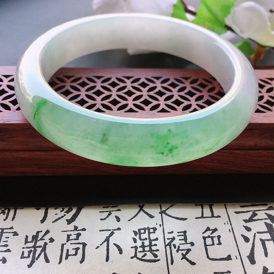 翡翠糯冰种飘绿花正圈手镯56mm