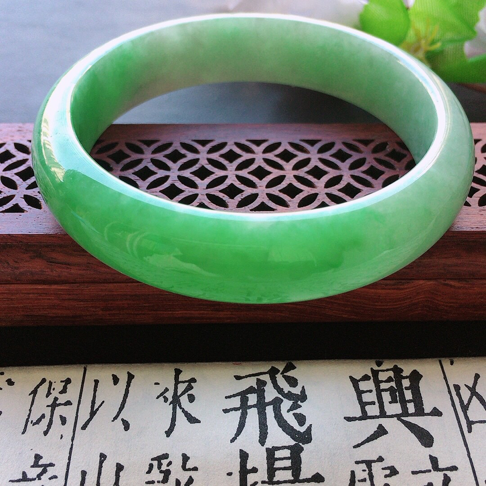 翡翠细糯种果绿正圈手镯57mm