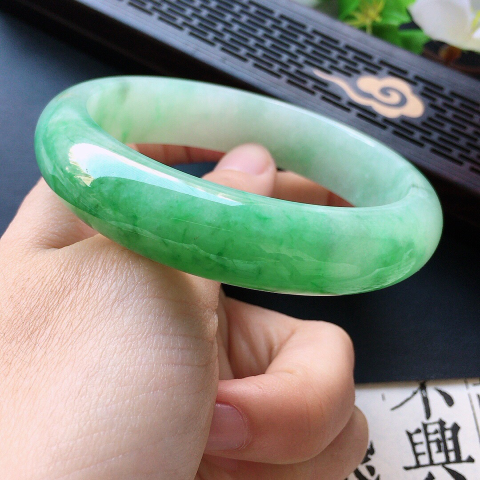 翡翠细糯种淡绿正圈手镯57mm