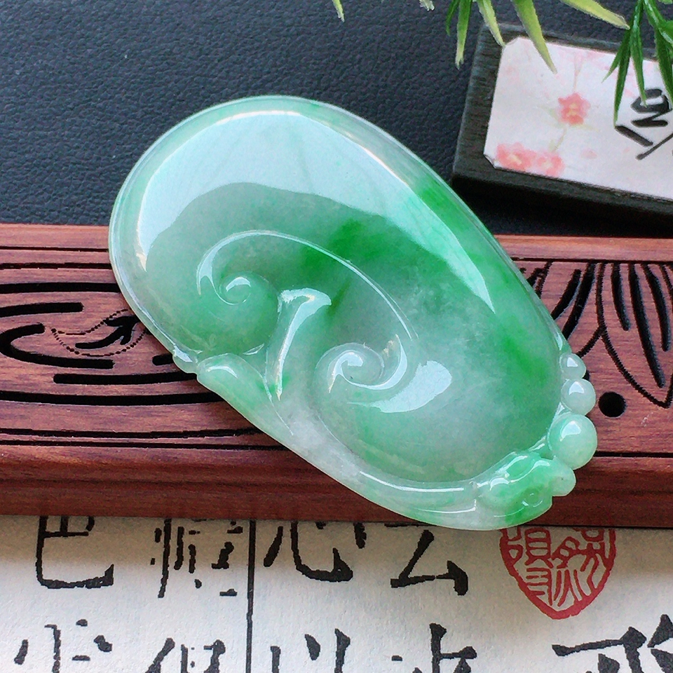 翡翠细糯种淡绿如意吊坠