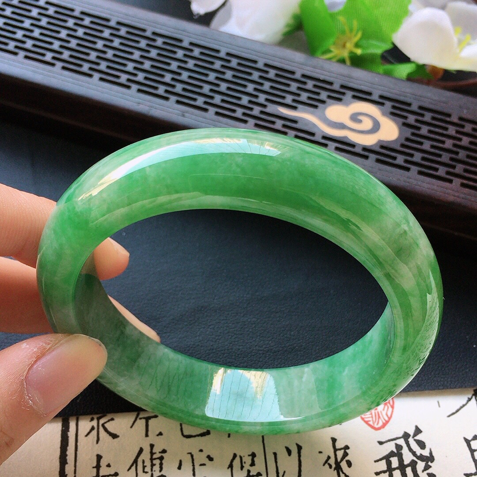 翡翠细糯种果绿正圈手镯54mm