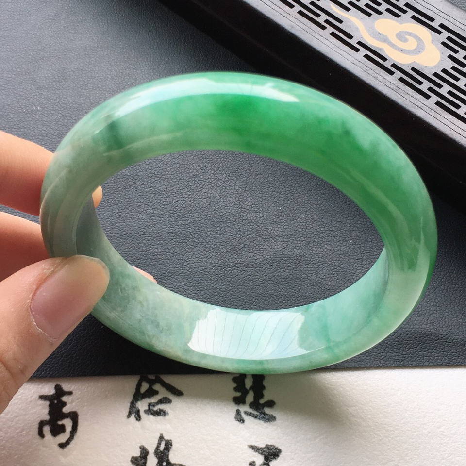 翡翠细糯种淡绿正圈手镯52mm