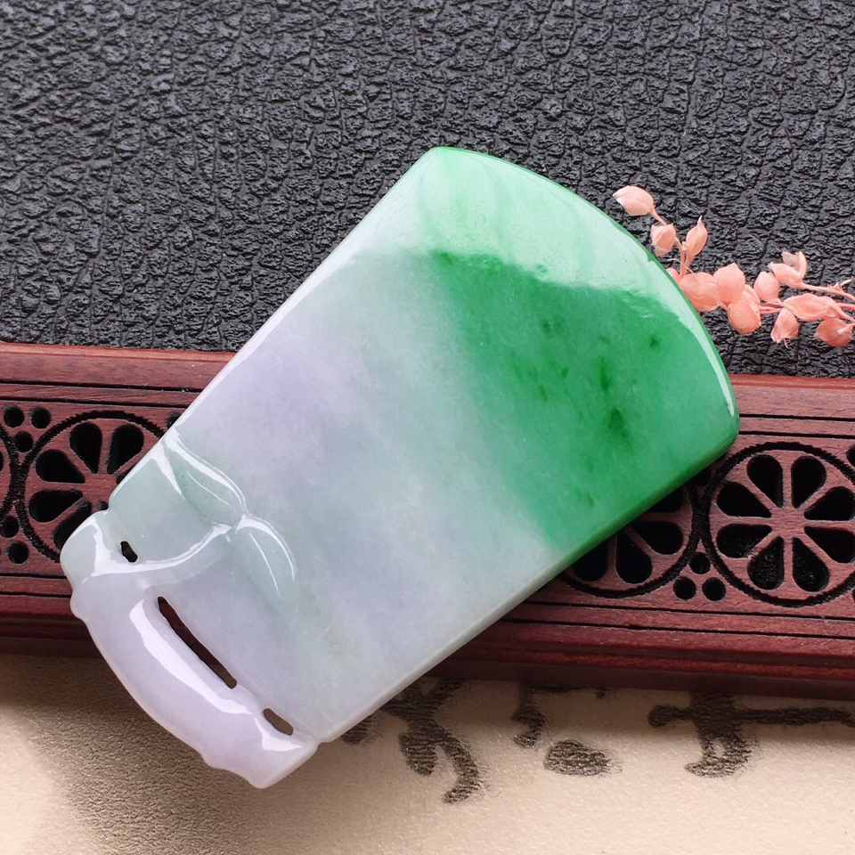 翡翠细糯种春带彩素面牌吊坠