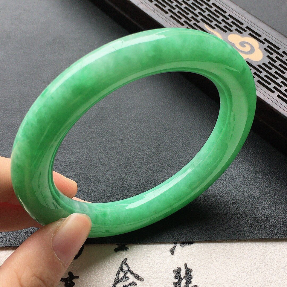 翡翠细糯种豆绿圆条手镯56mm