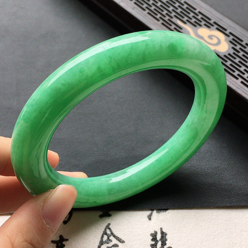 翡翠细糯种豆绿圆条手镯56mm