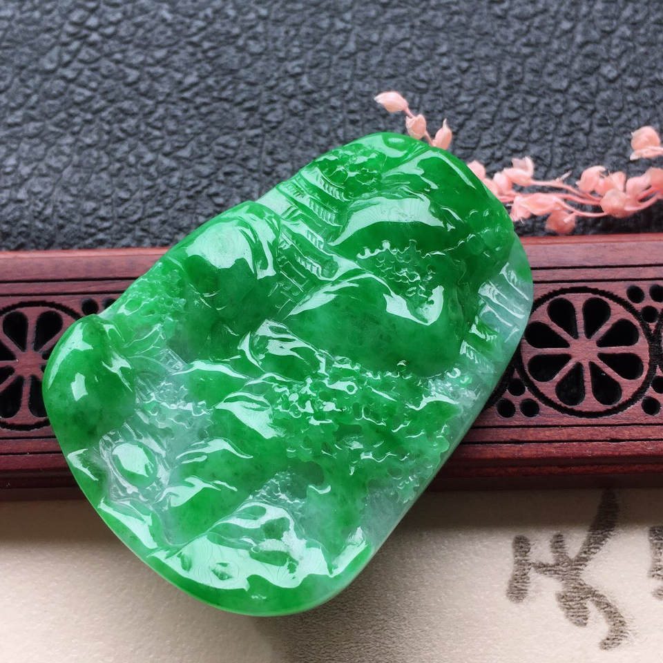 翡翠细糯种淡绿山水牌吊坠