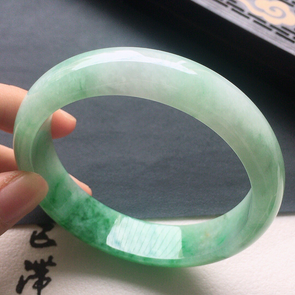 翡翠细糯种飘绿花正圈手镯57mm