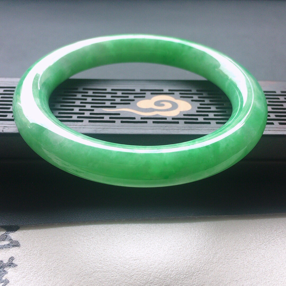 翡翠细糯种果绿圆条手镯56mm