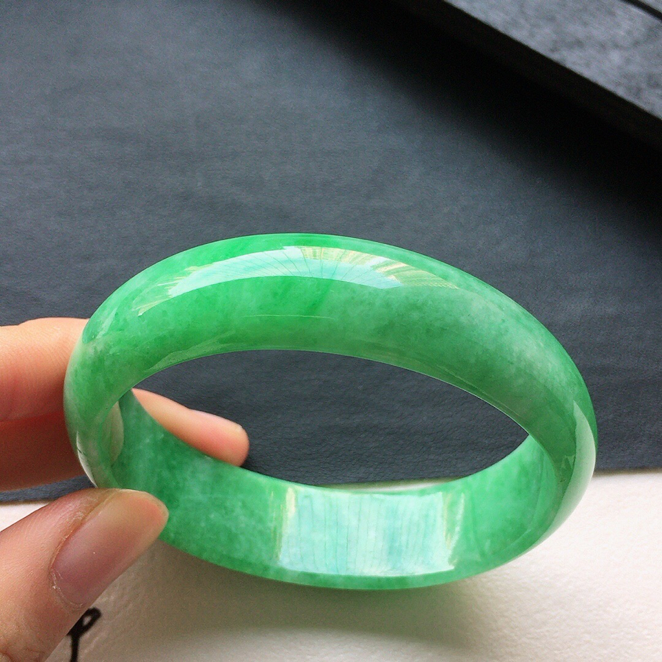 翡翠细糯种豆绿贵妃手镯53mm