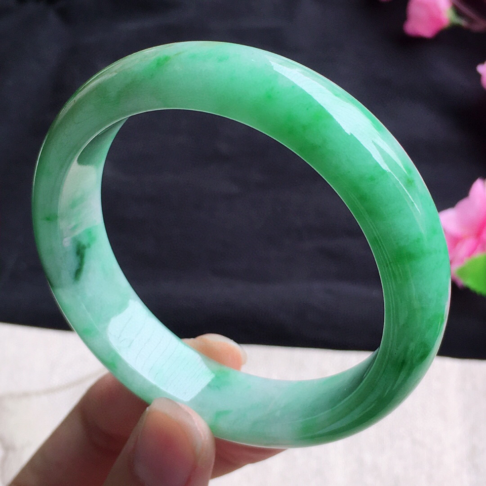 翡翠细糯种果绿正圈手镯56mm