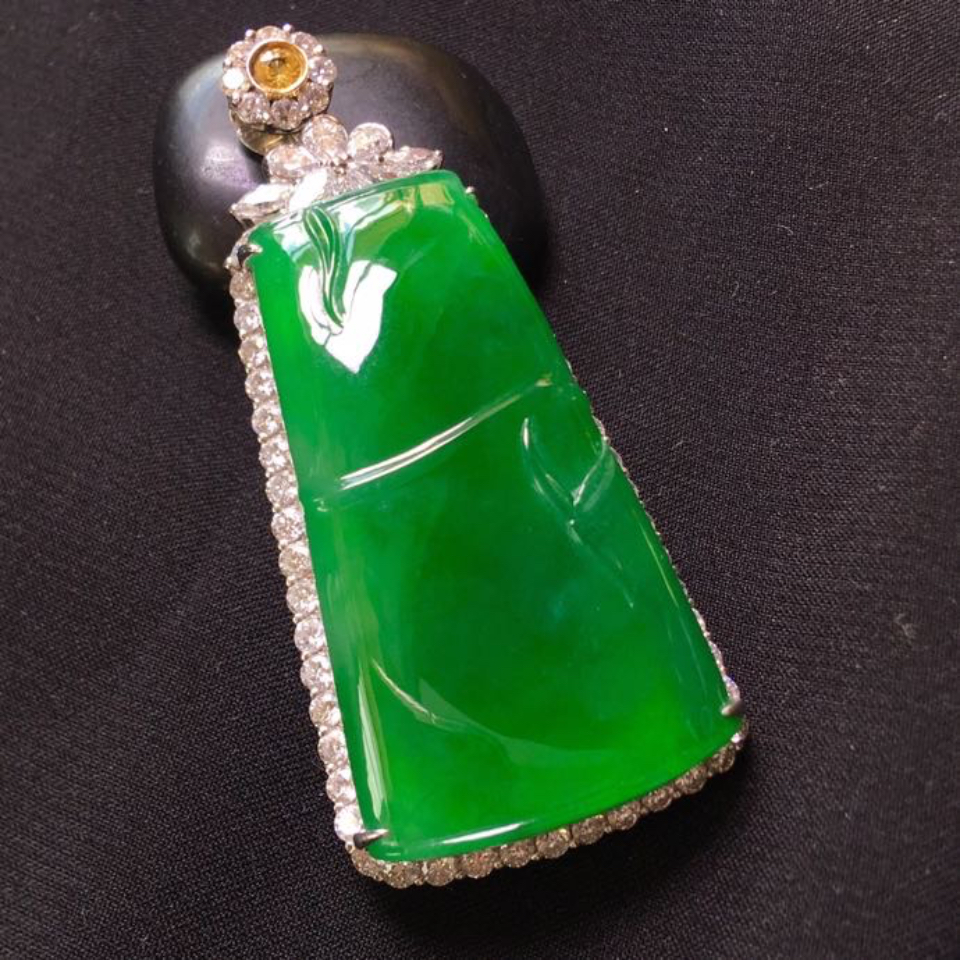冰种满绿镶白金钻石节节高胸坠翡翠