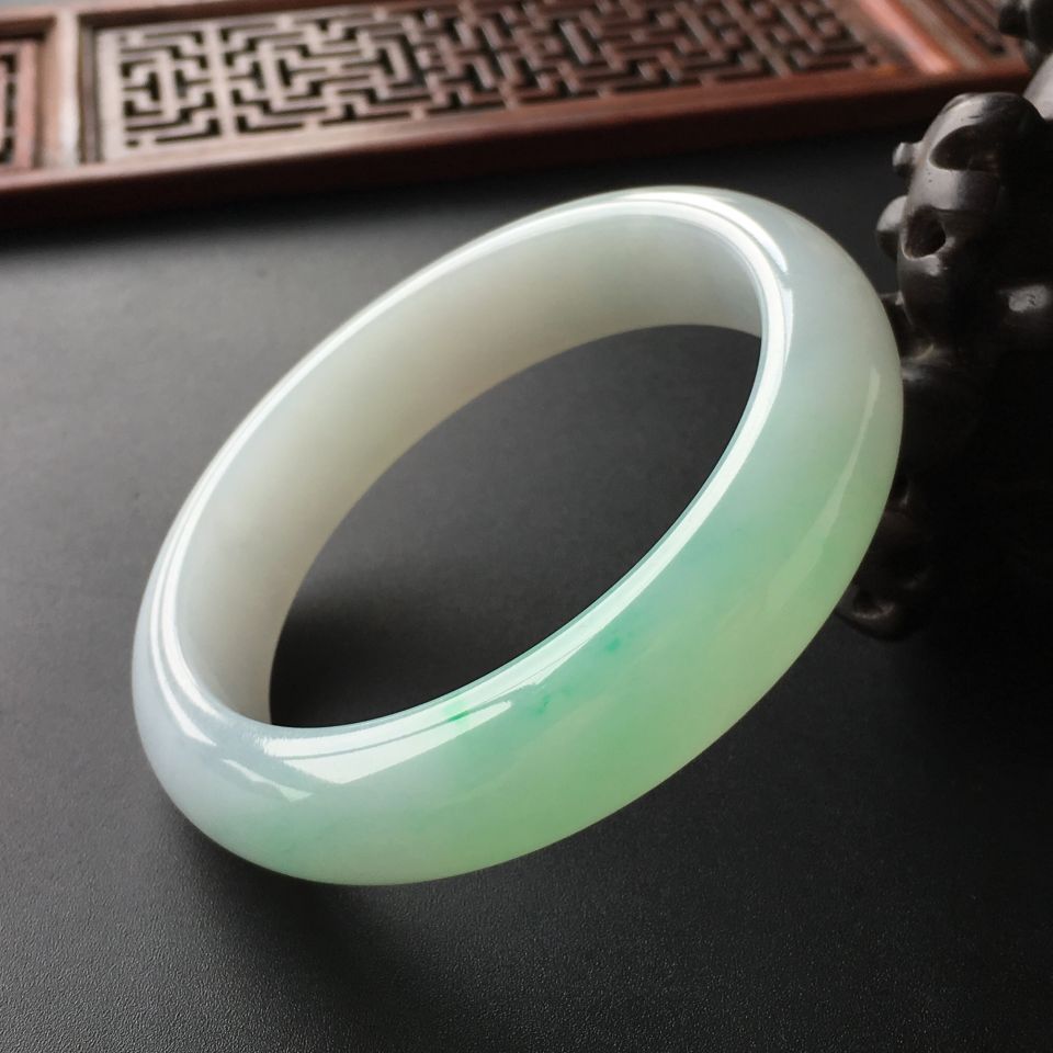 (超值推荐)糯冰种飘翠手镯(55.6mm)