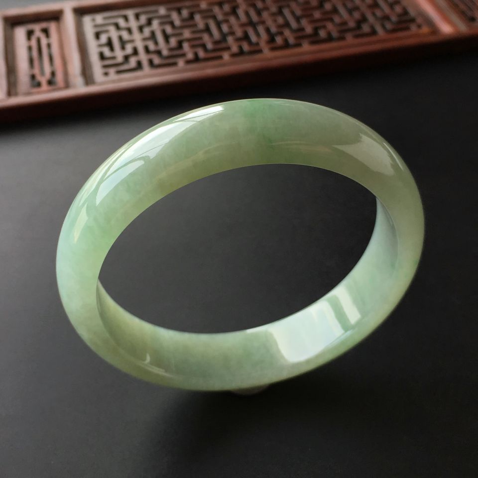 (超值推荐)糯冰种略飘翠手镯(56mm)