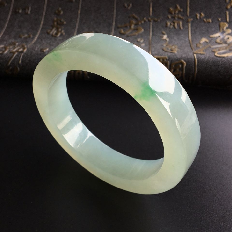 糯冰种晴水略飘翠方条镯(55.6mm)