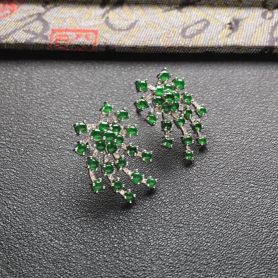 (超值推荐)冰种深绿镶白金钻石花型耳钉一对
