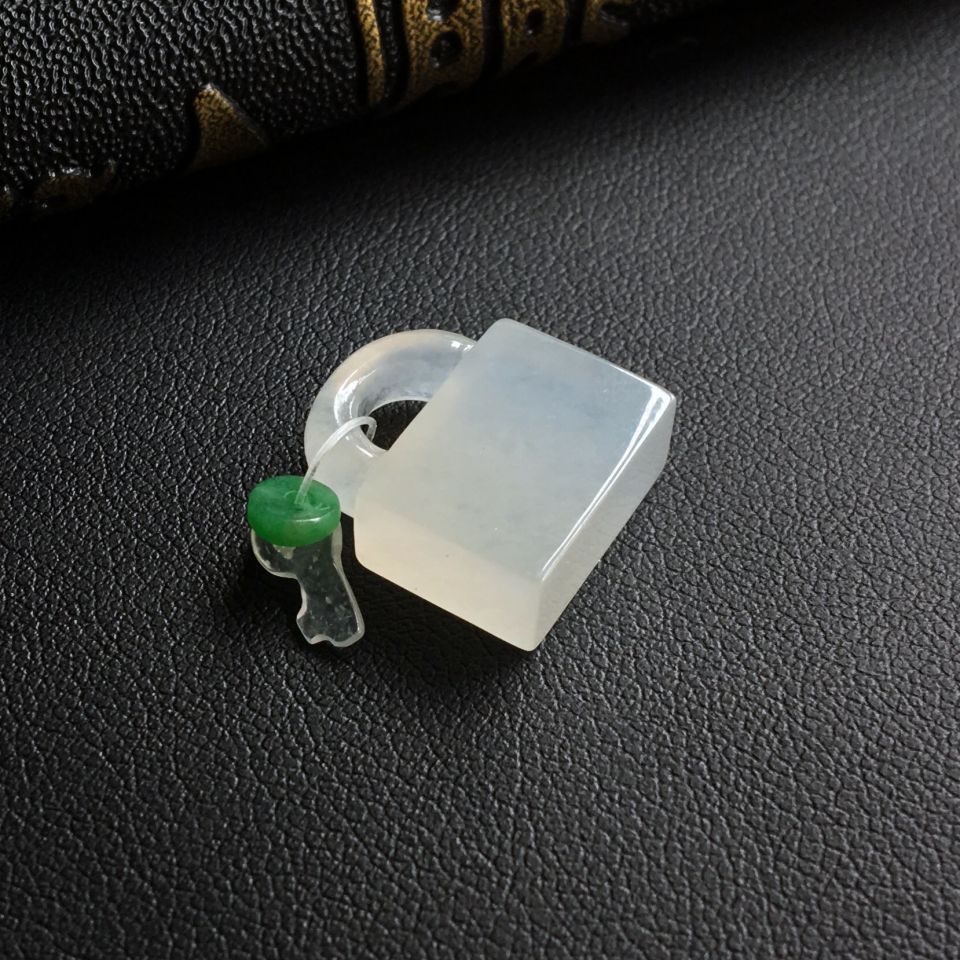 (超值推荐)冰种淡晴水平安锁挂件
