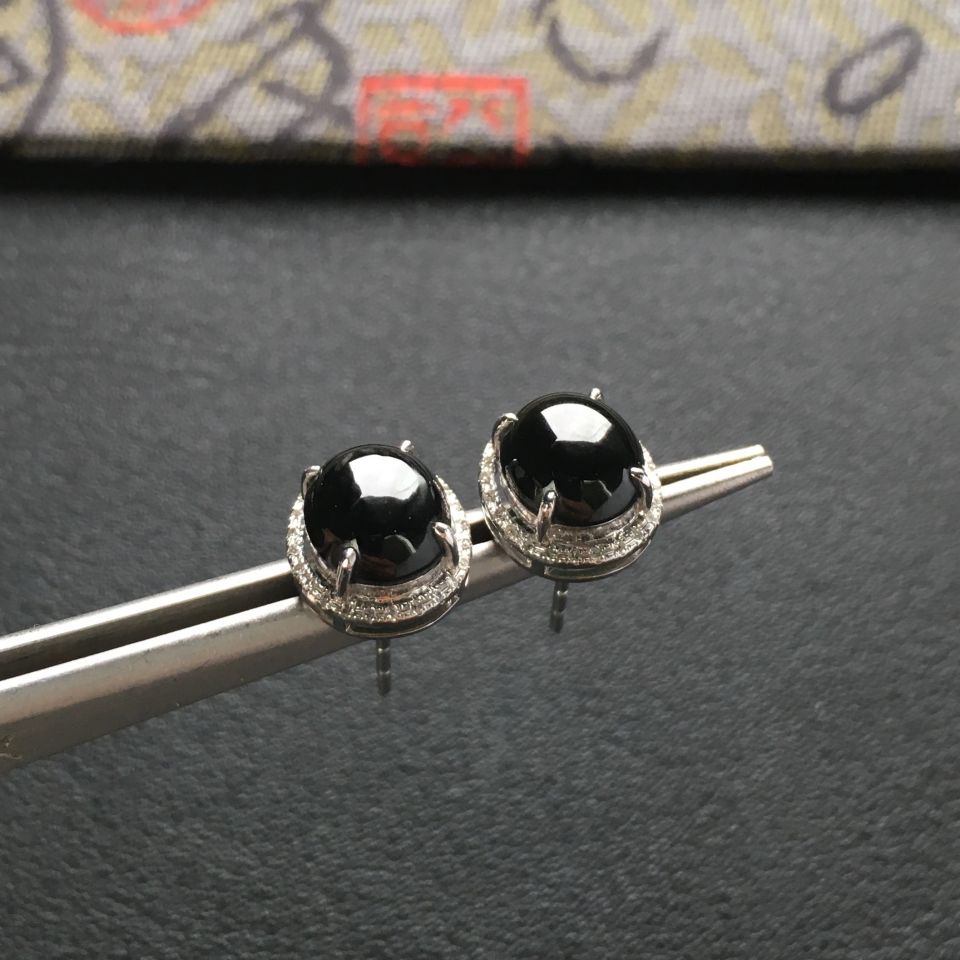 (超值推荐)冰种墨翠镶白金钻石耳钉一对