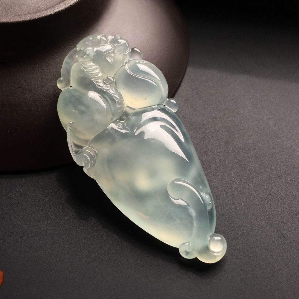冰种淡晴水瑞兽呈祥挂件