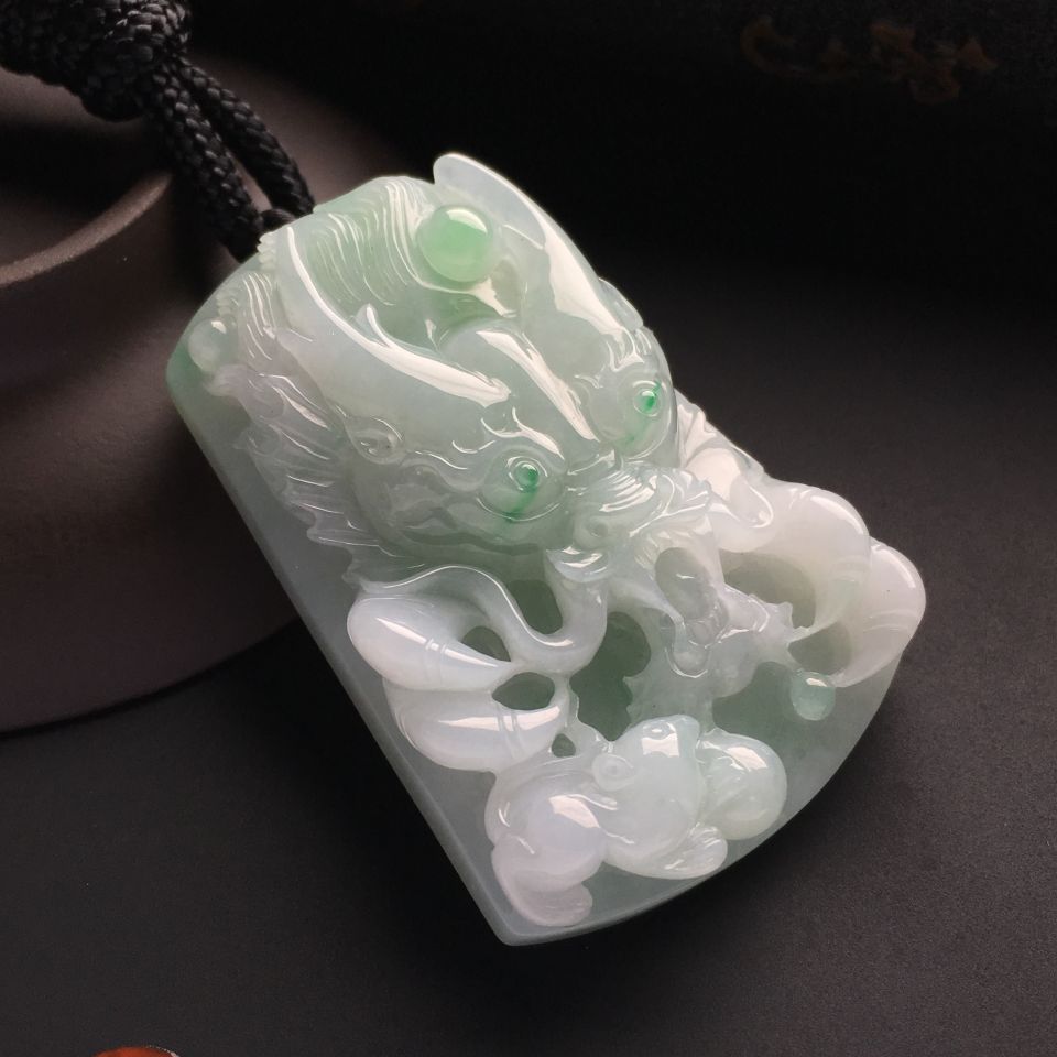 （超值推荐）糯冰种淡晴水略飘翠龙牌挂件