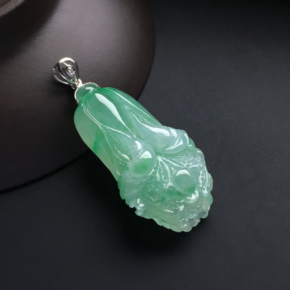 糯冰种略飘翠白菜挂件