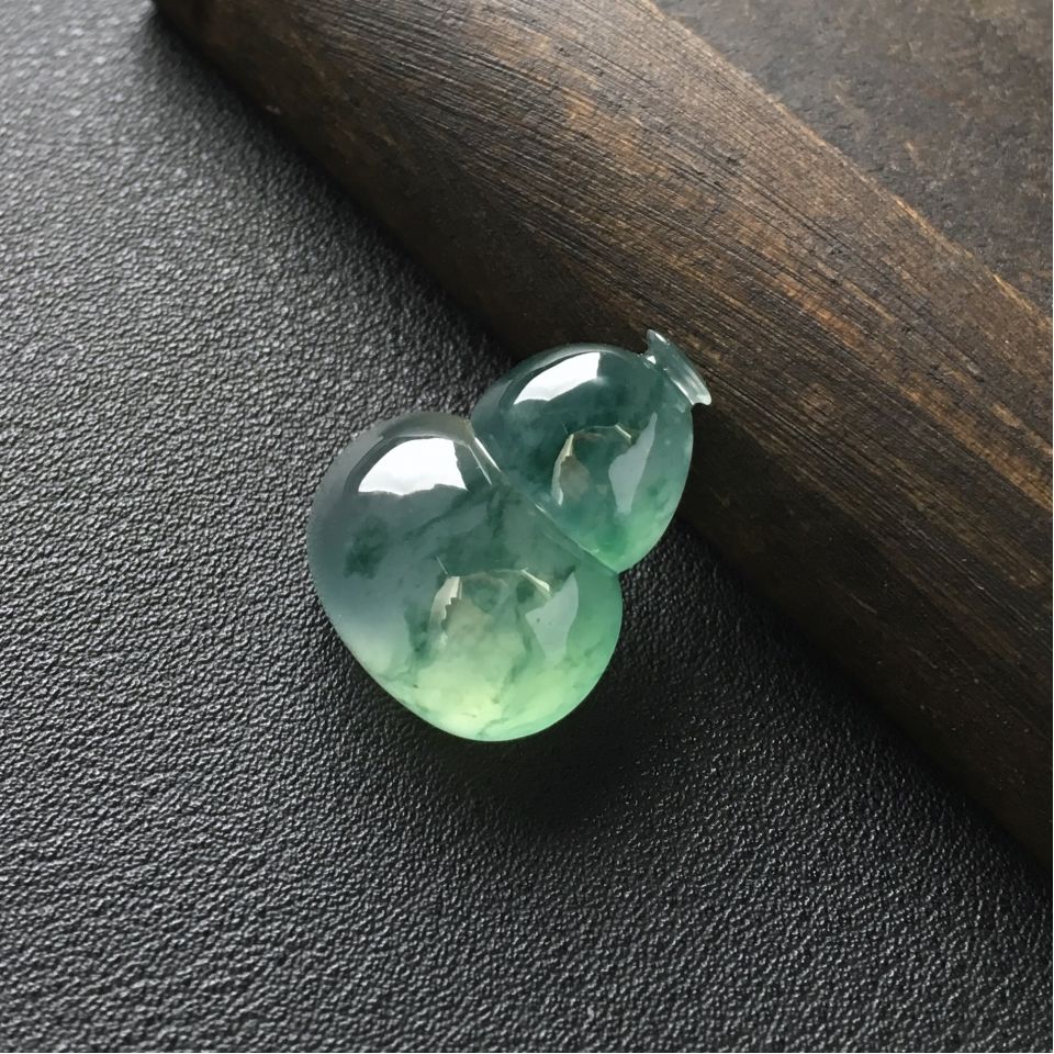 (超值推荐)冰种飘花葫芦胸坠面