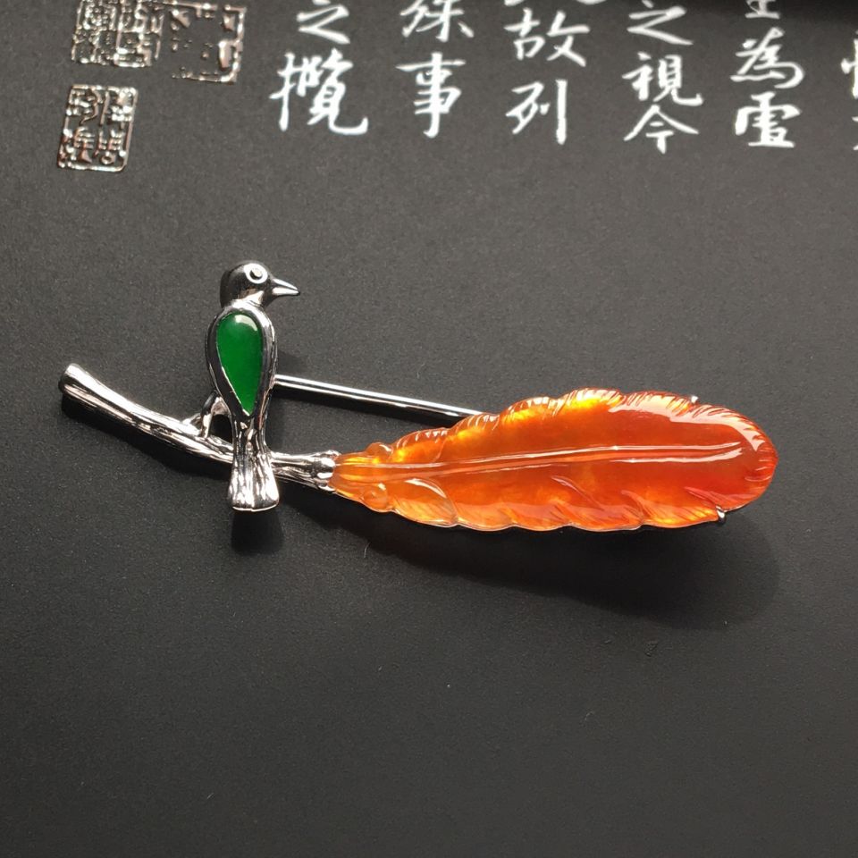 镶白金红黄翡喜上枝头胸针
