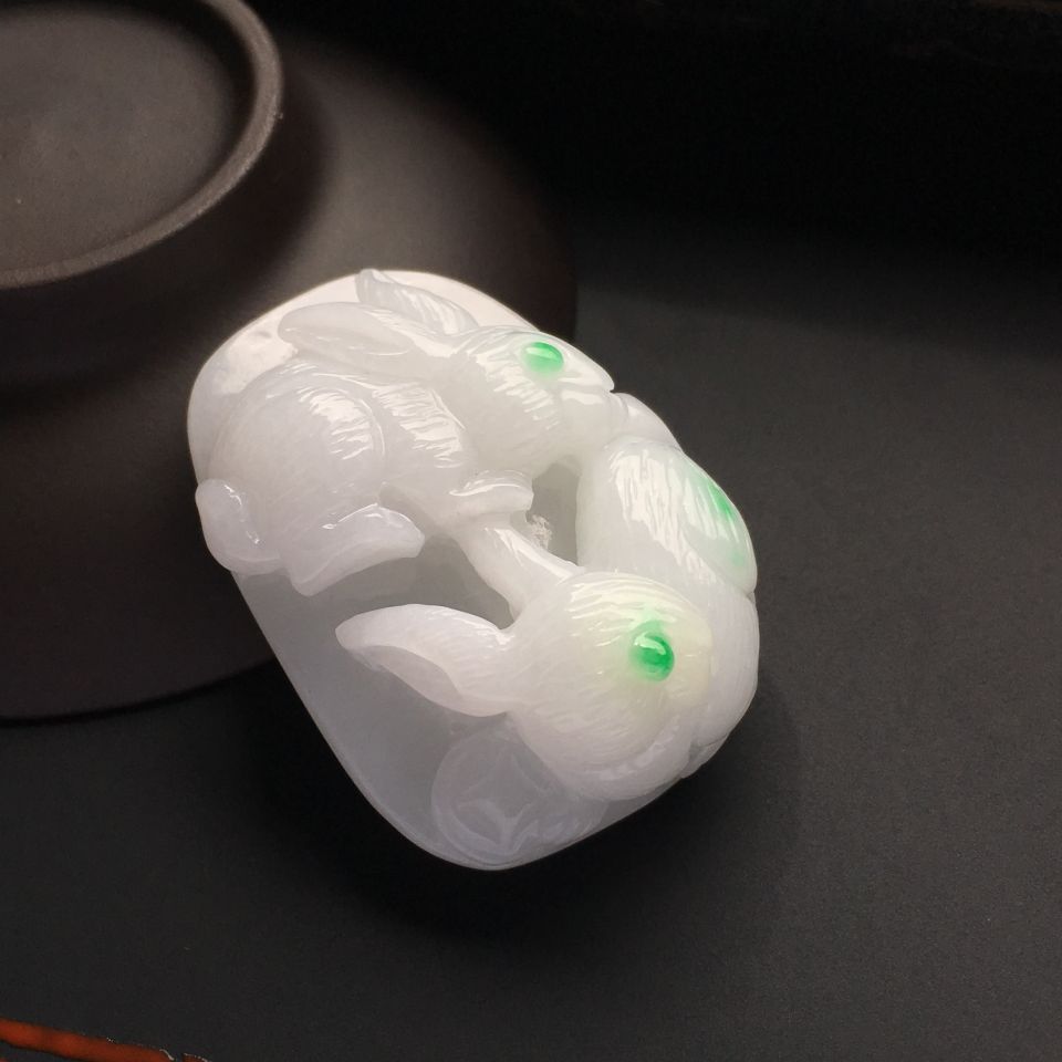 糯冰种略飘翠玉兔挂件