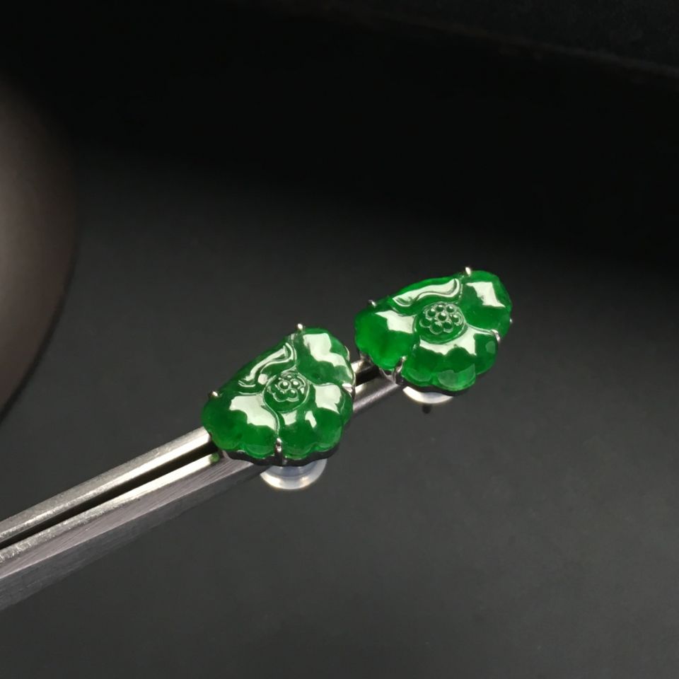 镶白金冰种浓绿花型耳钉