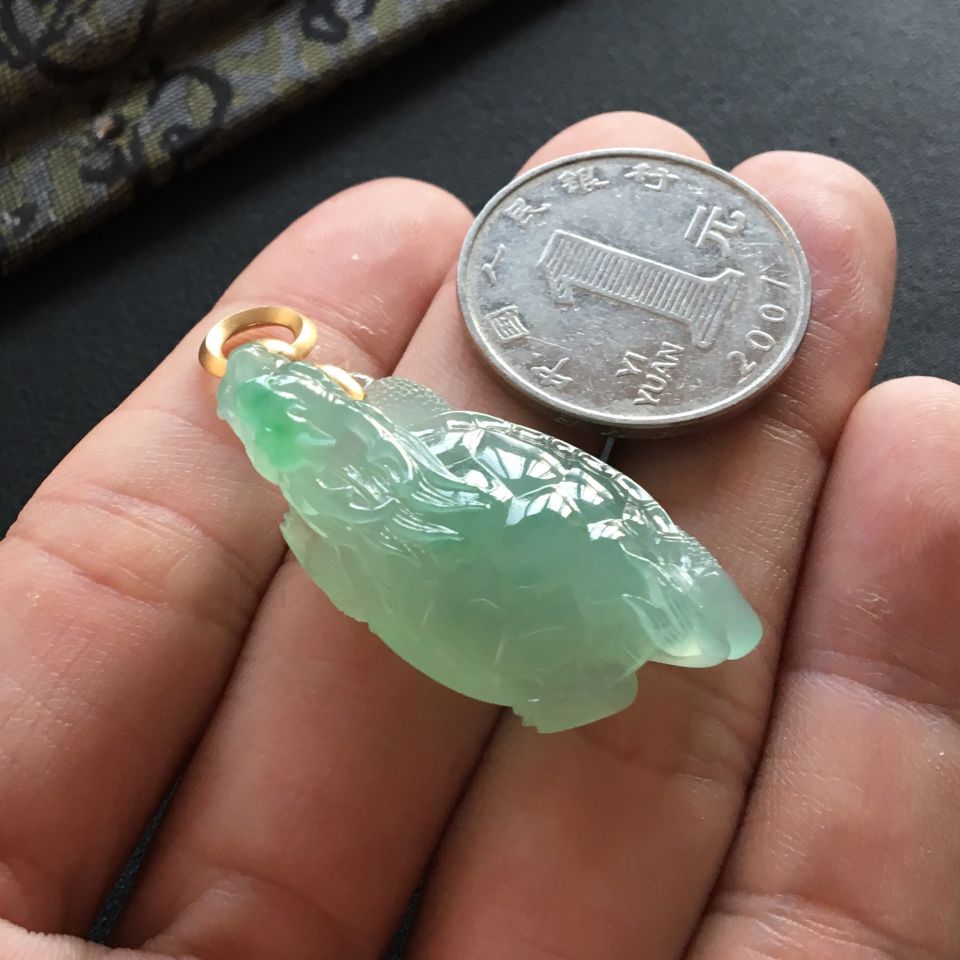 糯冰种晴水略飘翠龙头龟挂件(金扣)