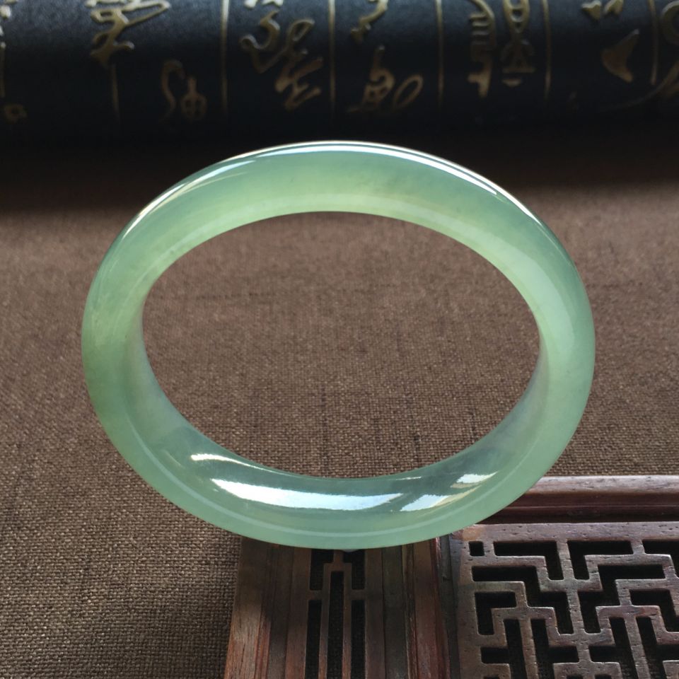 冰种晴水贵妃镯(56.2mm-48.8mm)