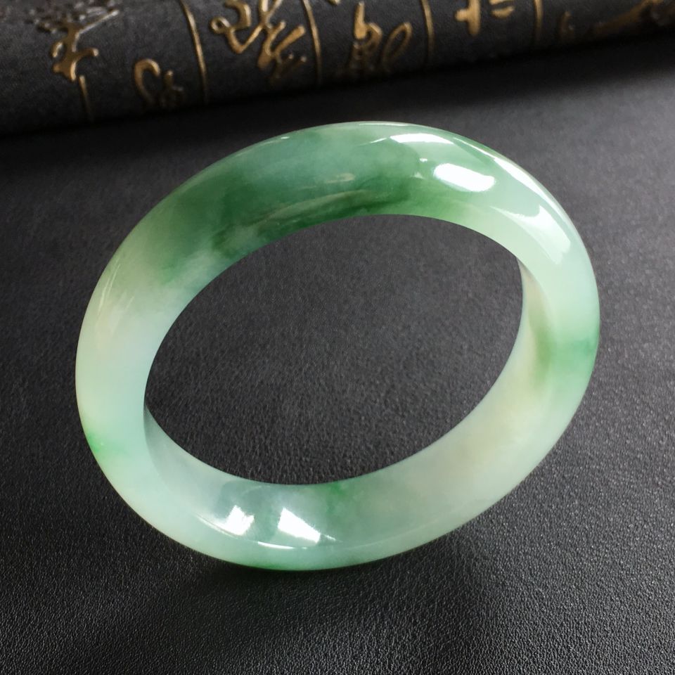 (超值推荐)糯冰种飘绿花手镯(54.9mm)