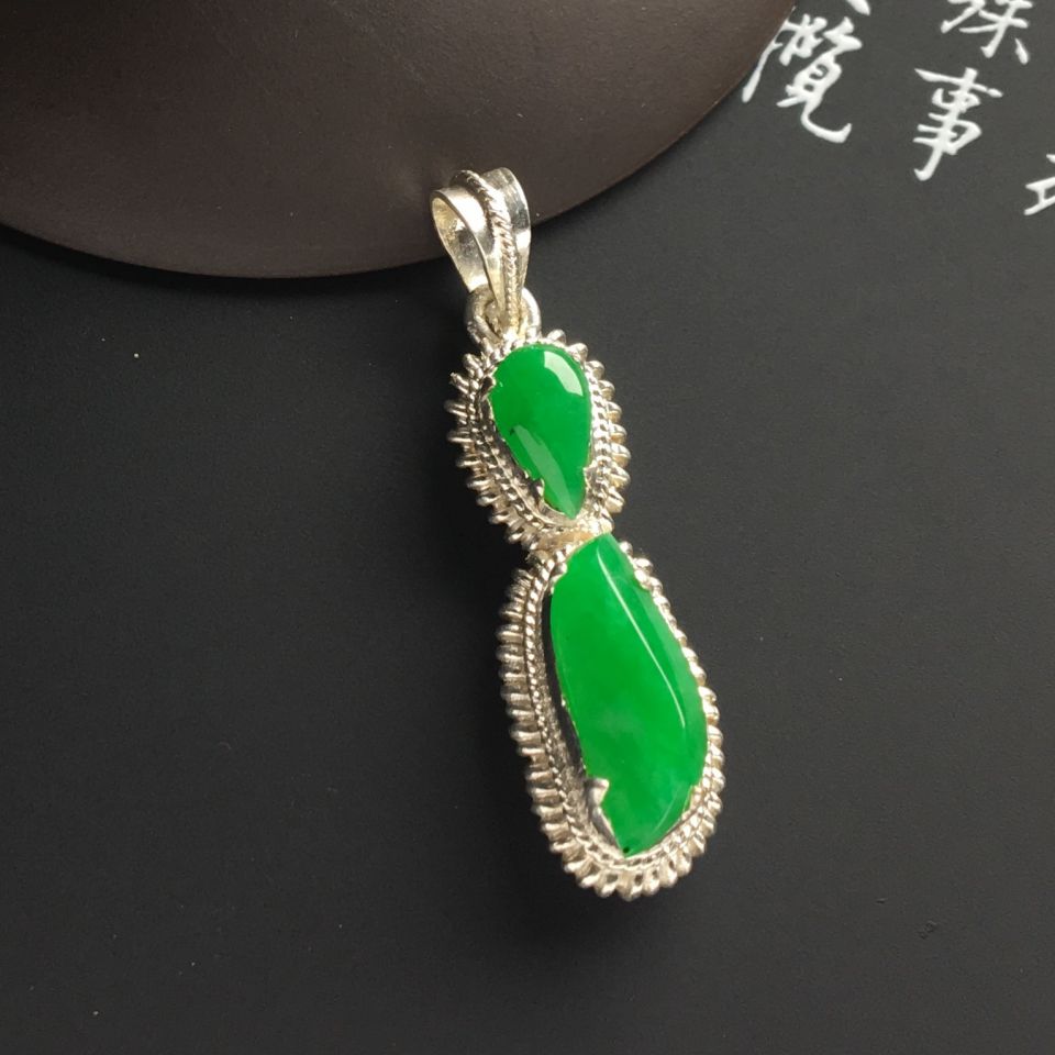 糯冰种翠色胸坠面