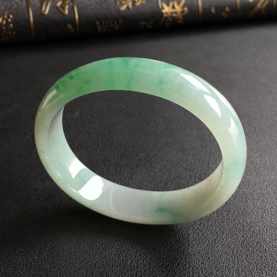 糯冰种飘翠贵妃镯(54.2mm-47mm)