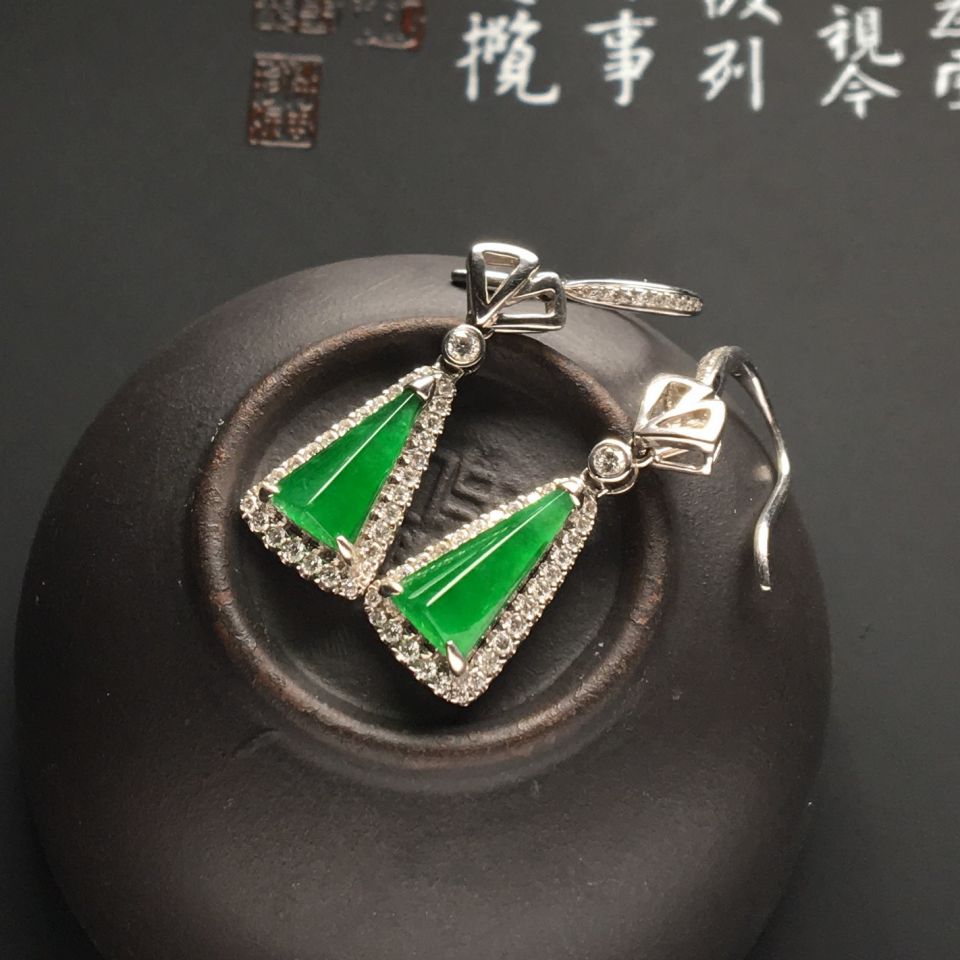 镶白金钻石冰种阳绿耳坠