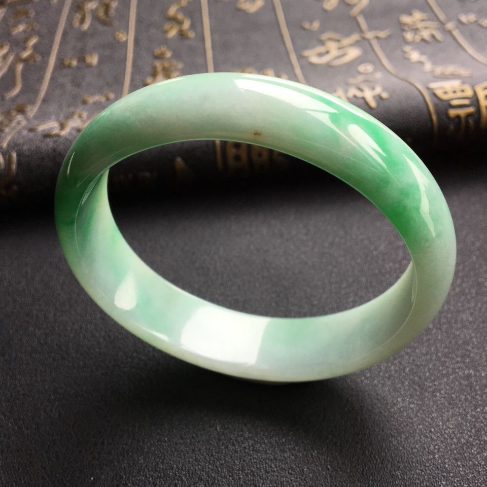糯冰种飘翠贵妃镯(55mm-47.6mm)