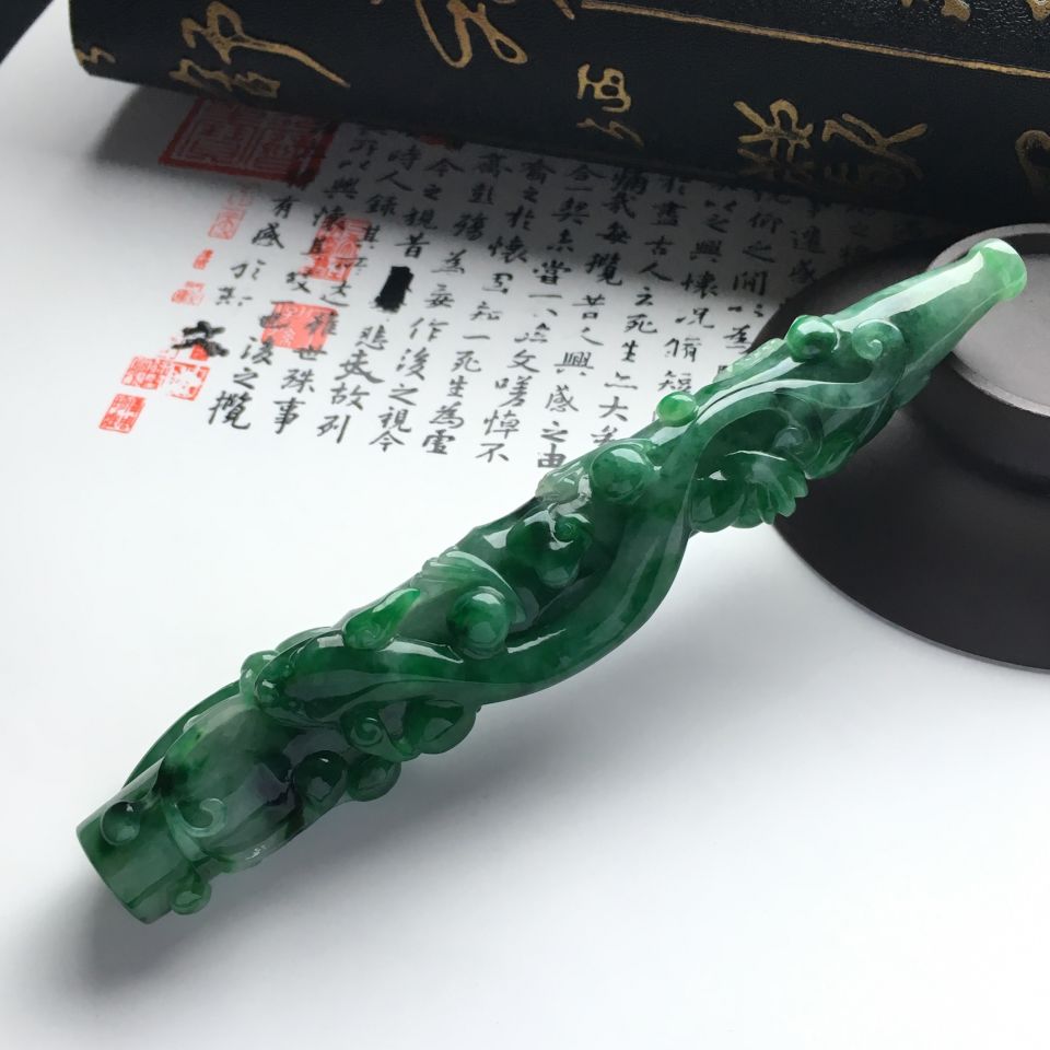 糯冰种浓绿螭龙如意烟斗