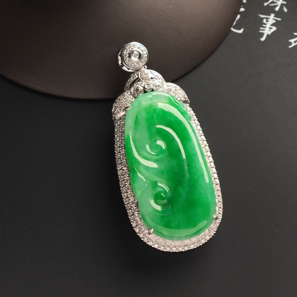 镶白金钻石糯冰种翠色如意胸坠