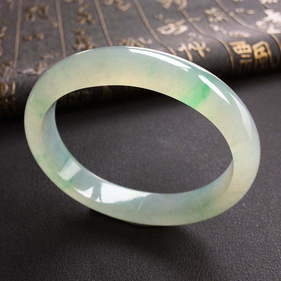 冰种飘翠贵妃镯(55.7mm-49.3mm)