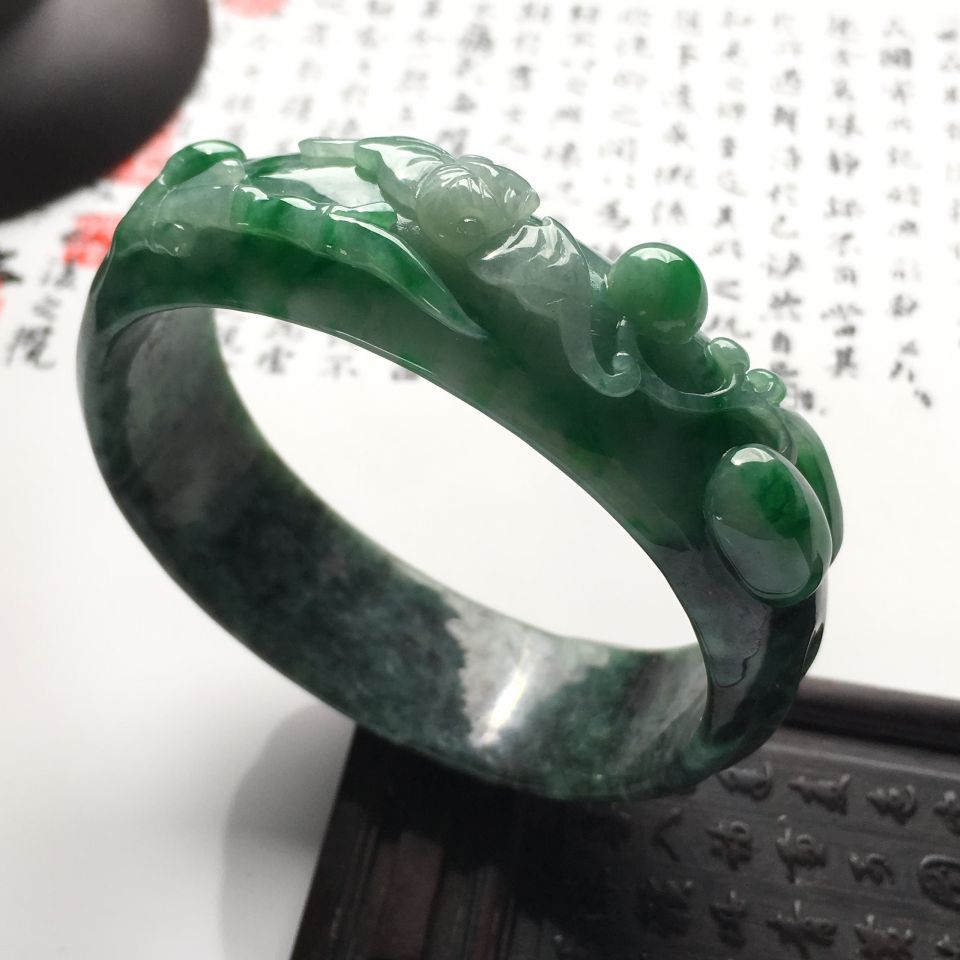 糯冰种癣加绿福在眼前雕花贵妃镯（59mm-52.5mm）
