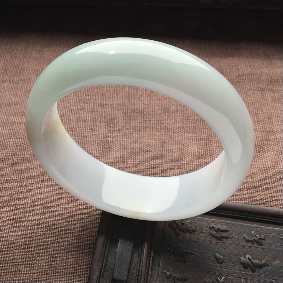 糯冰种淡晴水略带黄翡手镯（58mm）