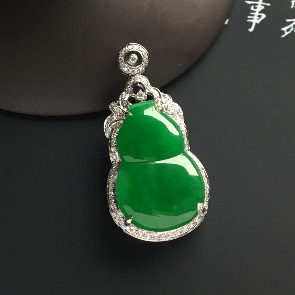 （超值推荐）镶白金钻石糯冰种阳绿葫芦胸坠